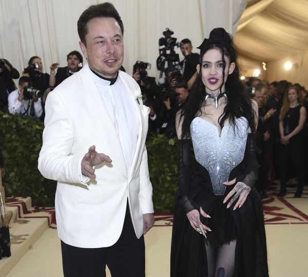 Grimes Calls Out Partner Elon Musk Over Pronouns Tweet, Twitter Reacts