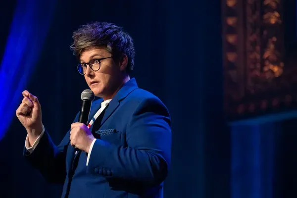  Hannah Gadsby Gives Netflix the Middle Finger Over Dave Chappelle