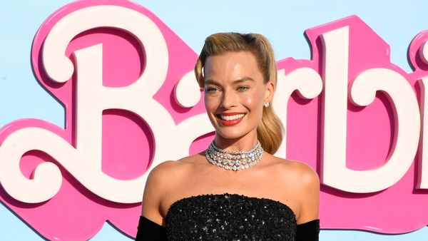 How Margot Robbie Gets that Barbie Glow