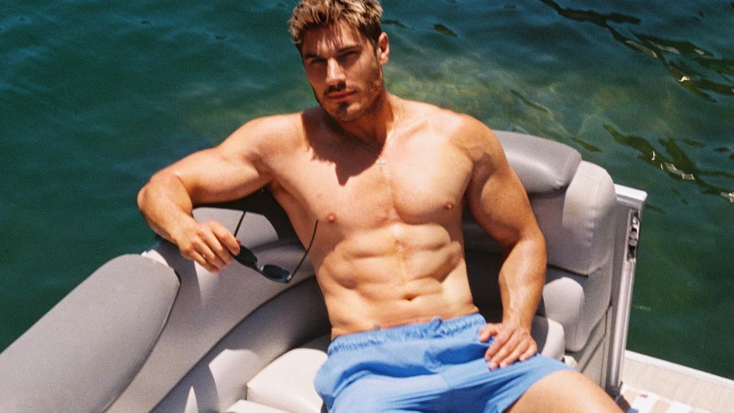 Hairstylist Chris Appleton Shows Off Abs in Summery Thirst Trap