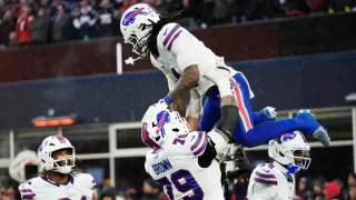 Bills Rally From 21-Point Deficit to Beat Patriots 35-31, Stay Alive in AFC East Race